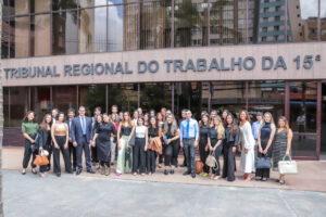 Leia mais sobre o artigo Estudantes de Direito recebem mensagens de incentivo em visitação ao TRT-15