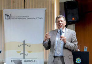 Leia mais sobre o artigo Professor Antonio Carlos Aguiar palestra na Ejud-15 sobre transformações contemporâneas no mundo do trabalho e sindical