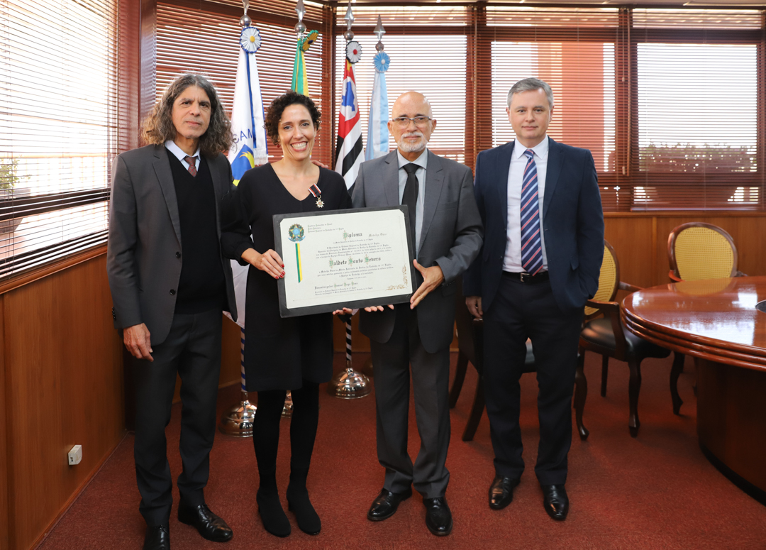 Leia mais sobre o artigo Presidente Samuel entrega comenda à juíza Valdete Severo do TRT-4