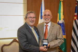 Leia mais sobre o artigo Desembargador aposentado Eduardo Zanella recebe Medalha Prêmio do TRT-15