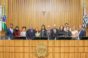 Leia mais sobre o artigo Desembargadores Ana Claudia Vianna e Marcelo Rufino ratificam posse em solenidade festiva