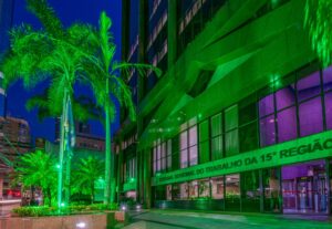 Leia mais sobre o artigo Abril Verde: com monumentos iluminados e seminário, TRT-15 busca conscientizar sobre a importância do trabalho seguro