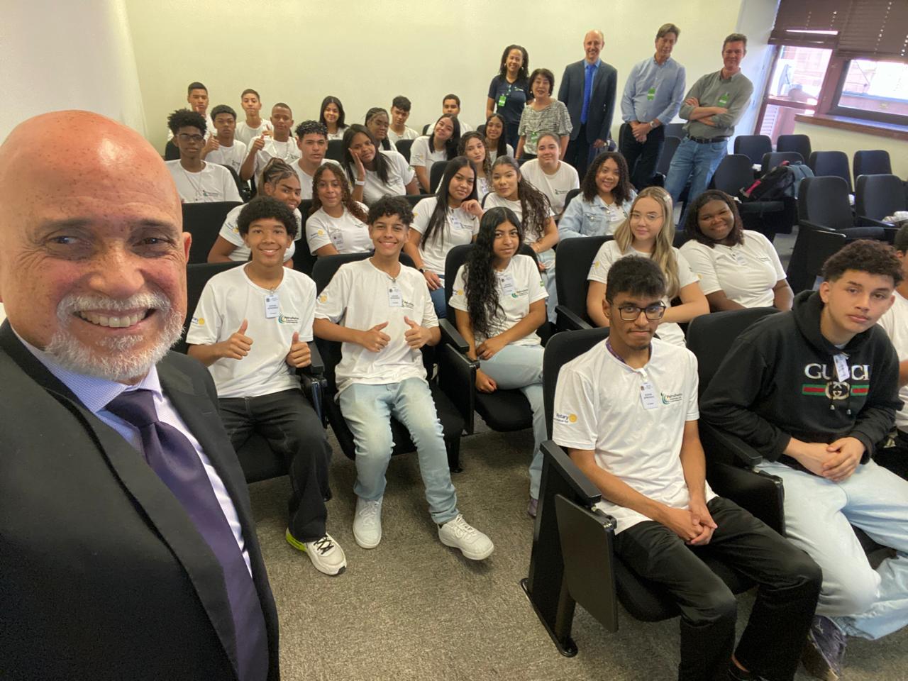 No momento você está vendo Presidente do TRT-15 recepciona jovens da 2ª Turma do Programa de Aprendizagem Profissional