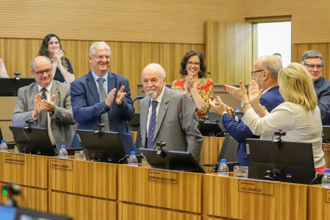 No momento você está vendo Desembargador Gerson Pistori participa de sua última sessão do Pleno