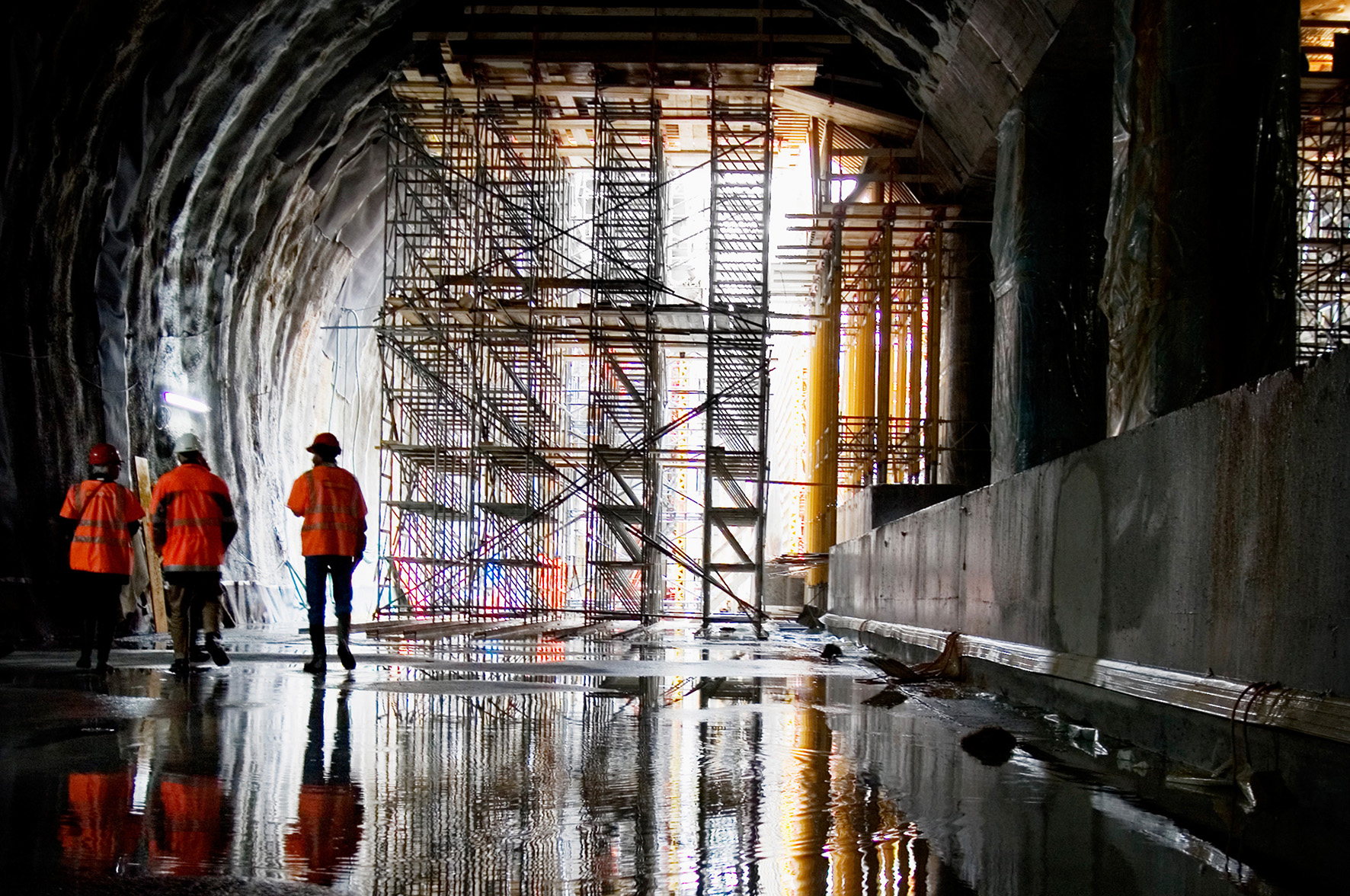 No momento você está vendo Queda de muro sobre trabalhador gera responsabilidade objetiva de construtora, decide 4ª Câmara