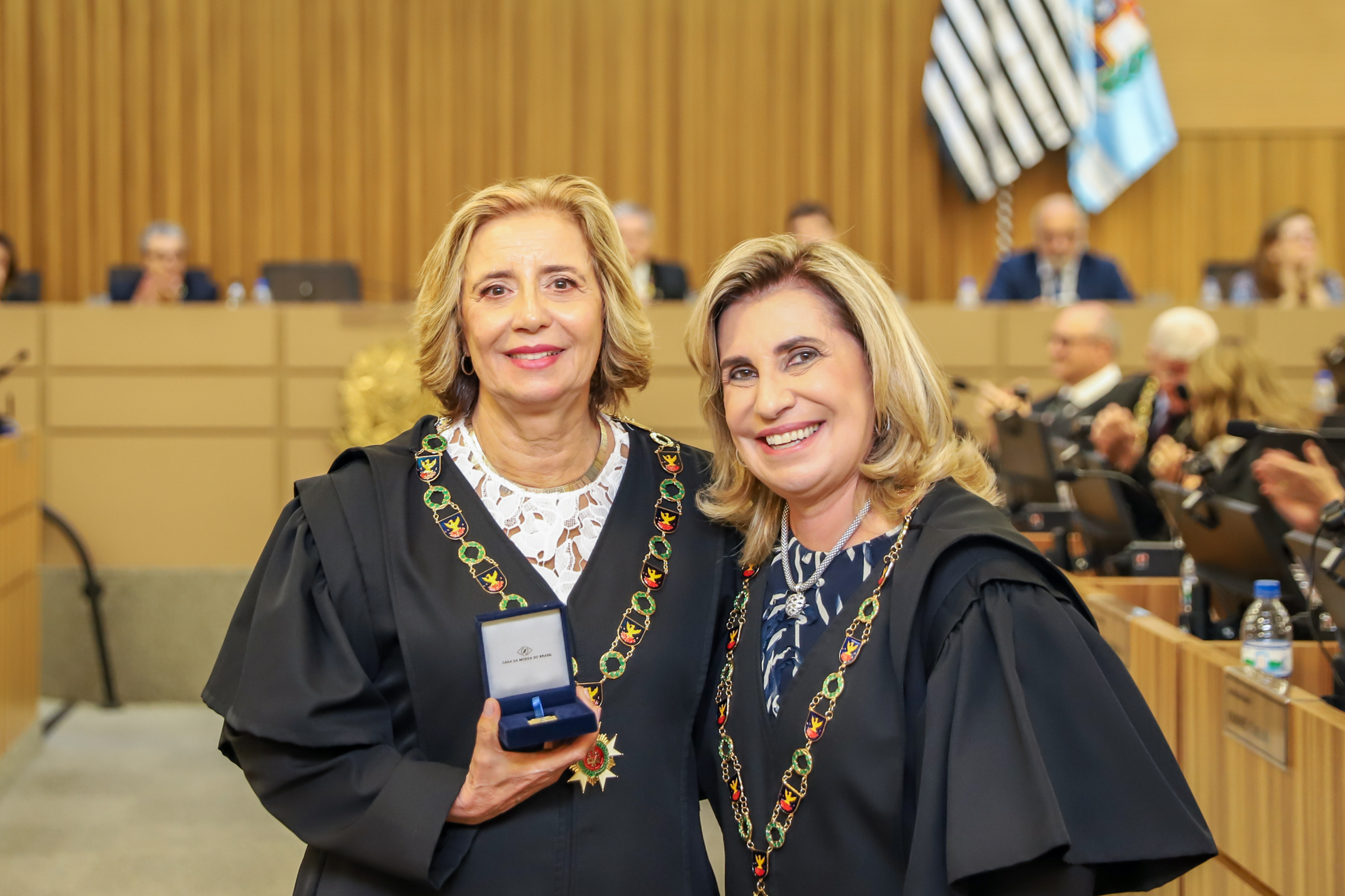 No momento você está vendo Desembargadora Tereza Asta recebe Medalha Prêmio “50 Anos de Serviço Público Civil”