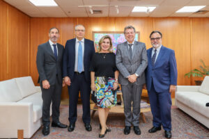 Leia mais sobre o artigo Presidente Ana Paula Lockmann recebe a visita de representantes do SINSA