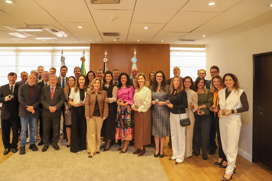 No momento você está vendo Magistrados do TRT-15 recebem moeda comemorativa dos 40 anos